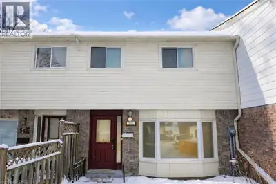 This FREEHOLD townhome is sure to impress—welcome to 545 Parkview Crescent. Step inside to a bright...