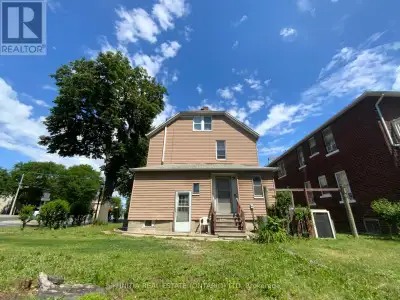 Great oppotunity for family living or investment nearby Windsor University campus. This excellent ma...