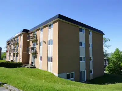 EAU CHAUDE INCLUS *** au 1000 Lacombe Eau chaude, chauffage inclus au 1005 Lacombe INTERNET WIFI ILL...