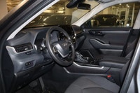 This Toyota HIGHLANDER has a strong Intercooled Turbo Regular Unleaded I-4 2.4 L/146 engine powering... (image 9)