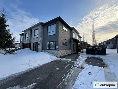 Traduction automatique Charmant chalet-condo mitoyen, vous accueillant avec une terrasse avant, une...