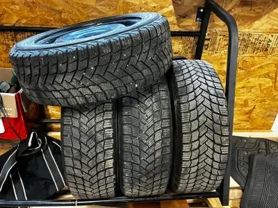 Pneus d'hiver avec jantes 205/55 R16 94H. Ils ont été utilisés 3 ans sur une Nissan Leaf 2023, donc...