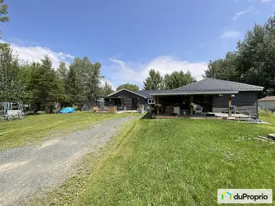 Belle propriété sur le bord du lac à la truite à Daveluyville. 2 logements disponibles, dont un loft...
