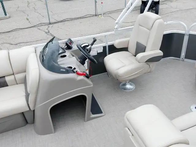 2020 Sun Tracker Party Barge 20 DLX -used pontoon boat in Powerboats & Motorboats in Prince Albert - Image 19
