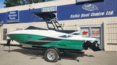 **REDUCED** pricing on this one owner boat!! This 2014 Sea Ray 190 Sport comes with a Mercruiser 4.3...