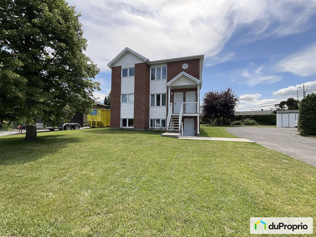 $995,000 - Triplex for sale in La Prairie — photo 1