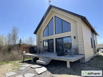 Ravissante propriété bâtie en 2022 en plein coeur de Saint-Jules, un village à proximité des service...