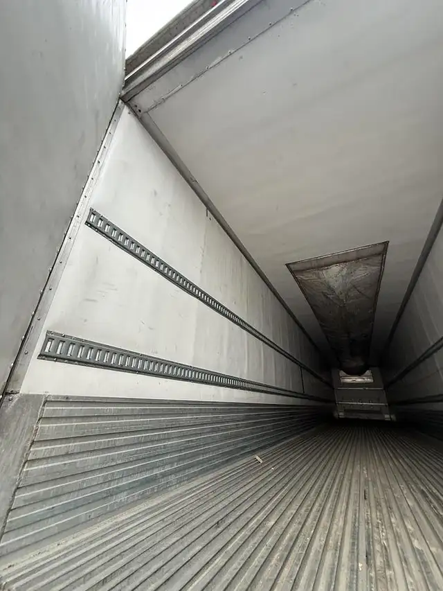 2016 Utility 53' Tandem Reefer/Refrigerated Van in Heavy Equipment in St. Albert - Image 7