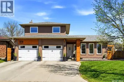 Great Street appeal on this Beautifully upgraded 2 storey split with 22 X 24 attached garage. This M...