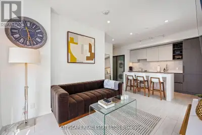 Welcome to 55 Mercer Luxury Residence, this upgraded corner unit is situated in a perfect location....