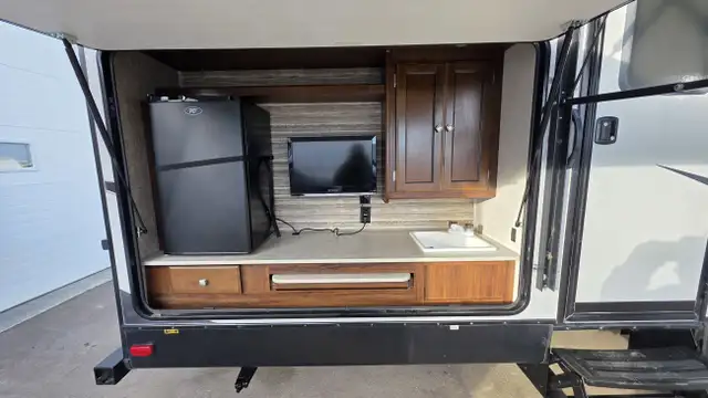 2018 Heartland Wilderness 3250DS in Travel Trailers & Campers in St. Albert - Image 5