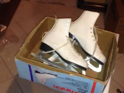 Dominion Girls Figure Skates - Size GT (in box), View more