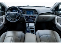 La Hyundai Sonata Plug-in Hybride 2017, présente sur le marché automobile canadien, se distingue par... (image 1)