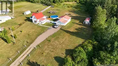 Situe dans un rue tranquille cette charmante demeure avec un beau grand terrain de 4.54 acres agrico...