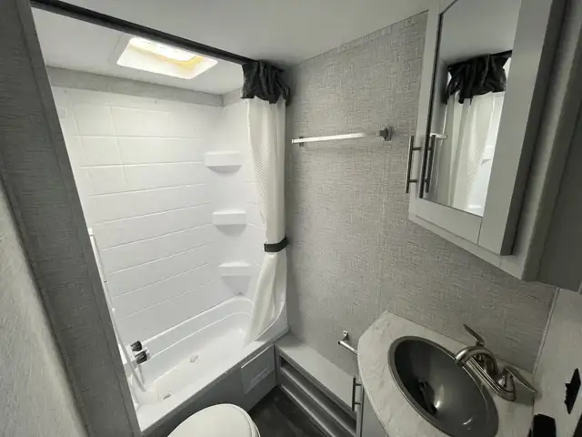 2021 KEYSTONE BULLET CROSSFIRE 2200BH21 (FINANCING AVAILABLE) in Travel Trailers & Campers in Kelowna - Image 15