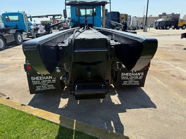 2016 Mack GU813 Granite Tandem Axle Roll Off Truck in Heavy Trucks in Oakville / Halton Region - Image 11