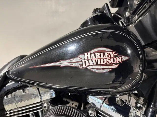 2010 Harley-Davidson FLHTC - Electra Glide Classic in Sport Touring in Edmonton - Image 5