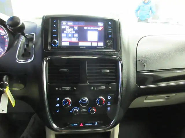 DODGE GRAND CARAVAN 2017 SXT PREMIUM PLUS GPS CAMERA DE RECUL 7  in Cars & Trucks in Lévis - Image 16