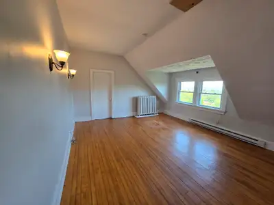 Cozy Top-Floor 1-Bedroom Apartment in a Mature Neighborhood West