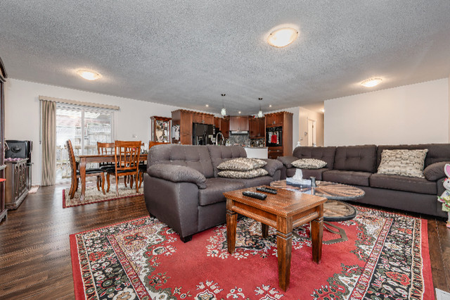 Cambridge Gem: 3 Beds, 2 Baths at 135 Angela Crescent for Sale!! in Houses for Sale in Cambridge - Image 3