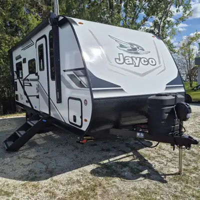 Jayco Jay Feather travel trailer 19MRK highlights: Murphy Bed Entertainment Center Theater Seats Rea...