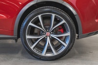 Jaguar F-PACE P550 AWD SVR 2022: - Extérieur métallisé rouge FIRENZE avec intérieur en cuir et daim... (image 8)