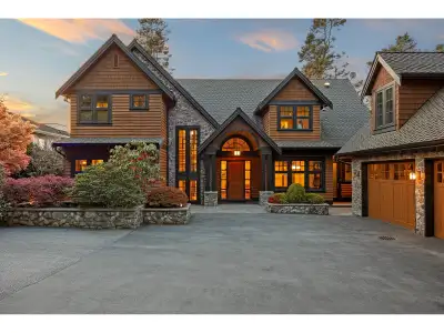 A masterpiece of arts! World first class quality of finishing with great views. Perched over Crescen...