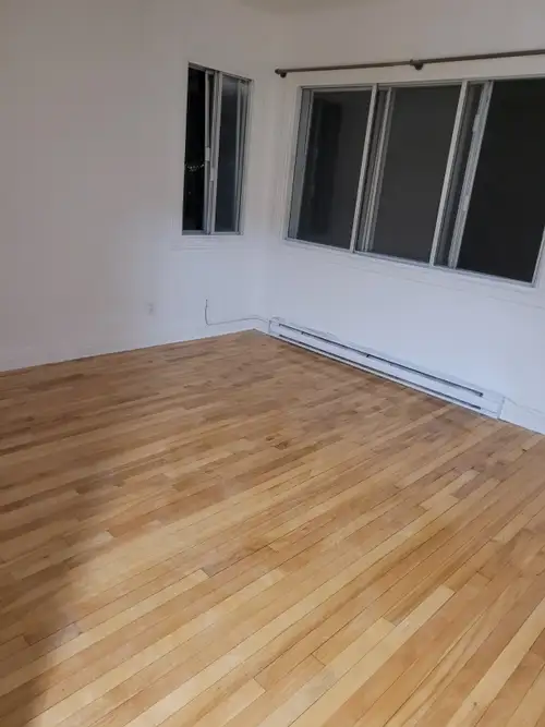 Beau logement 4 ½ rénové offrant 2 chambres fermées de bonnes dimensions. Situé dans un secteur rech...