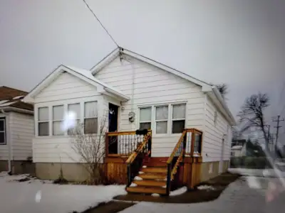 Furnished 2-Bed Home – Central Sarnia – Avail Sept – $1850
