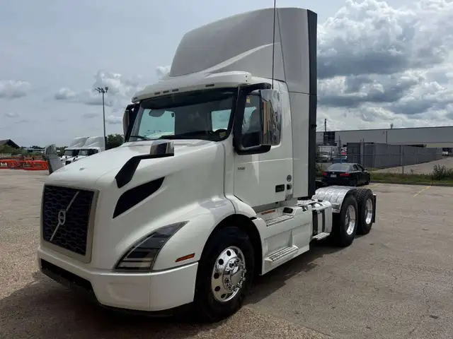 2022 Volvo VNR64T DAYCAB Wetline Included! New Drive Tires in Heavy Trucks in Oakville / Halton Region - Image 3