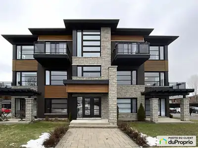 Spacieux condo très bien fenestré situé dans un rond-point tranquille. Une grande chambre avec walk-...