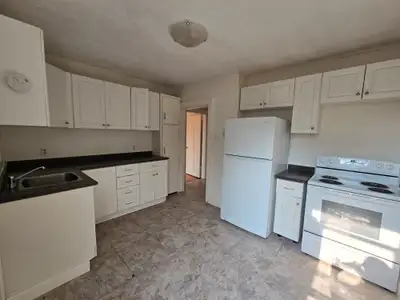 2 bdrm upper w/ parking