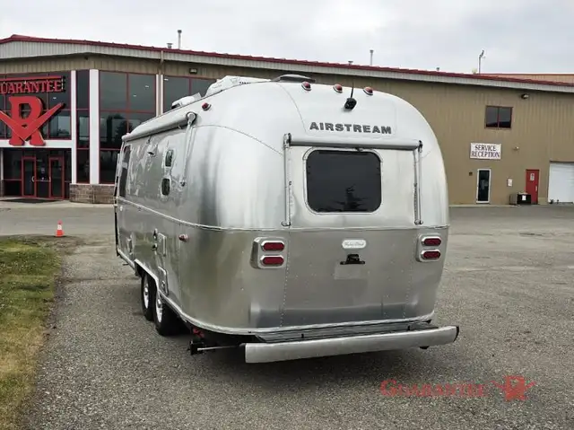 2022 Airstream Flying Cloud 23FB in Travel Trailers & Campers in Calgary - Image 6