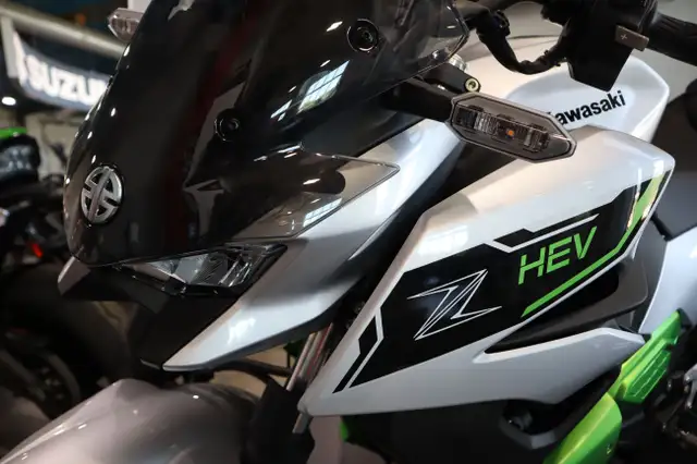 2024 Kawasaki Z7 HYBRID Silver/Green in Street, Cruisers & Choppers in Edmonton - Image 8