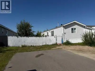 Economically priced, enjoy NO lot rent fees & County property taxes on this 3 bedroom & 2 bathroom m...