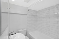 Located in the heart of the West End of Vancouver on a quiet, treelined street, Casa Del Vandt offer... (image 5)