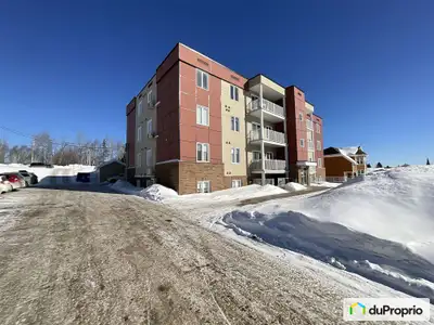 Condo lumineux, aire ouverte, proximité de tous les services. Situé dans la partie construite en 202...