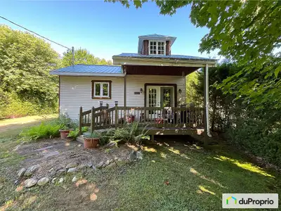Charmante petite maison bordée de forêt, située à la sortie du village de St-Mathieu-du-Parc, tout p...