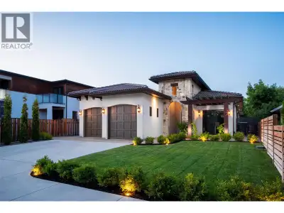 Unbeatable location! Situated just literal steps from the sandy shores of Gyro Beach and Rotary Beac...