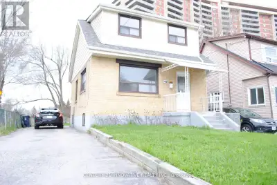 ***Location Location Location*** Welcome Home! Bright Detached Home- Ground Floor Studio Space W/Nat...