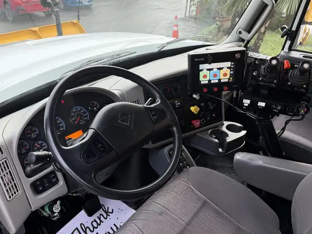 2016 International WorkStar 7400 14 Foot Dump Truck with 11 Foot in Heavy Trucks in Edmonton - Image 29