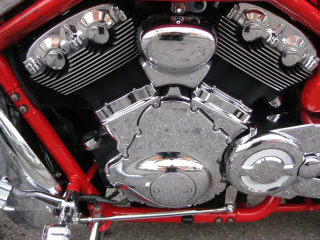 2006 Harley-Davidson CVO VRSCSE2 Screamin’ Eagle V-Rod in Street, Cruisers & Choppers in City of Toronto - Image 18