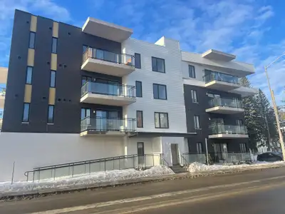 418-655-8281 À voir au 1115 18e rue, condo #204, magnifique grand 4 1/2, construction très récente....