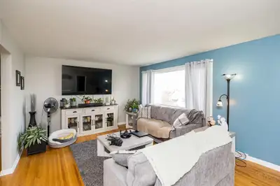 5D//Winnipeg/Showings Start Now, Offers Anytime! Solid DUPLEX in Weston, nestled between Logan Avenu...