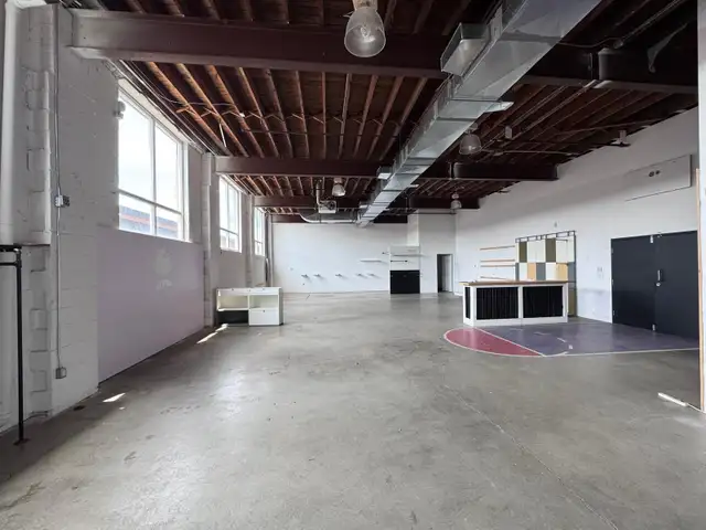 3,000SF Warehouse/Showroom/Industrial Space–Tycos Dr–Loading doc in Commercial & Office Space for Rent in City of Toronto - Image 9