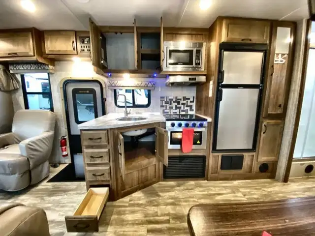 2020 Gulf Stream RV Conquest Class C 6315 in RVs & Motorhomes in Abbotsford - Image 13