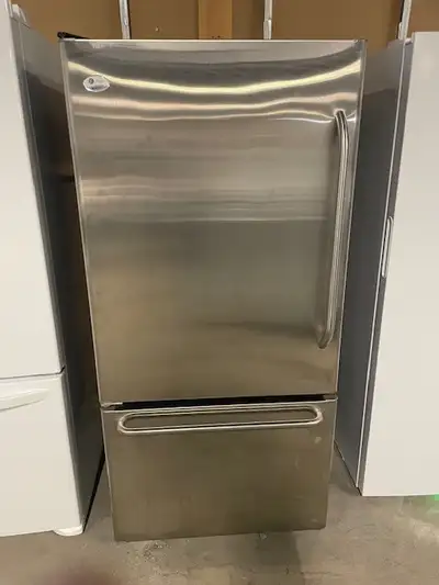 Réfrigérateur stainless 30'' congélateur au bas GE Profile, View more