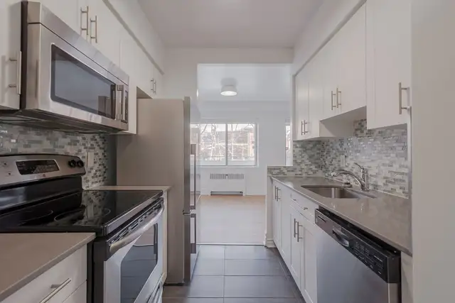 spacious 3-bed unit for rent, July 1, Westmount, CDN - ID 289
