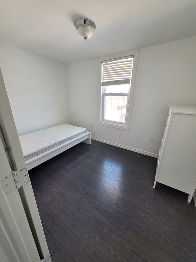 $1000 Bedroom for Rent! Toronto - Downtown - All inclusive in Room Rentals & Roommates in City of Toronto - Image 3