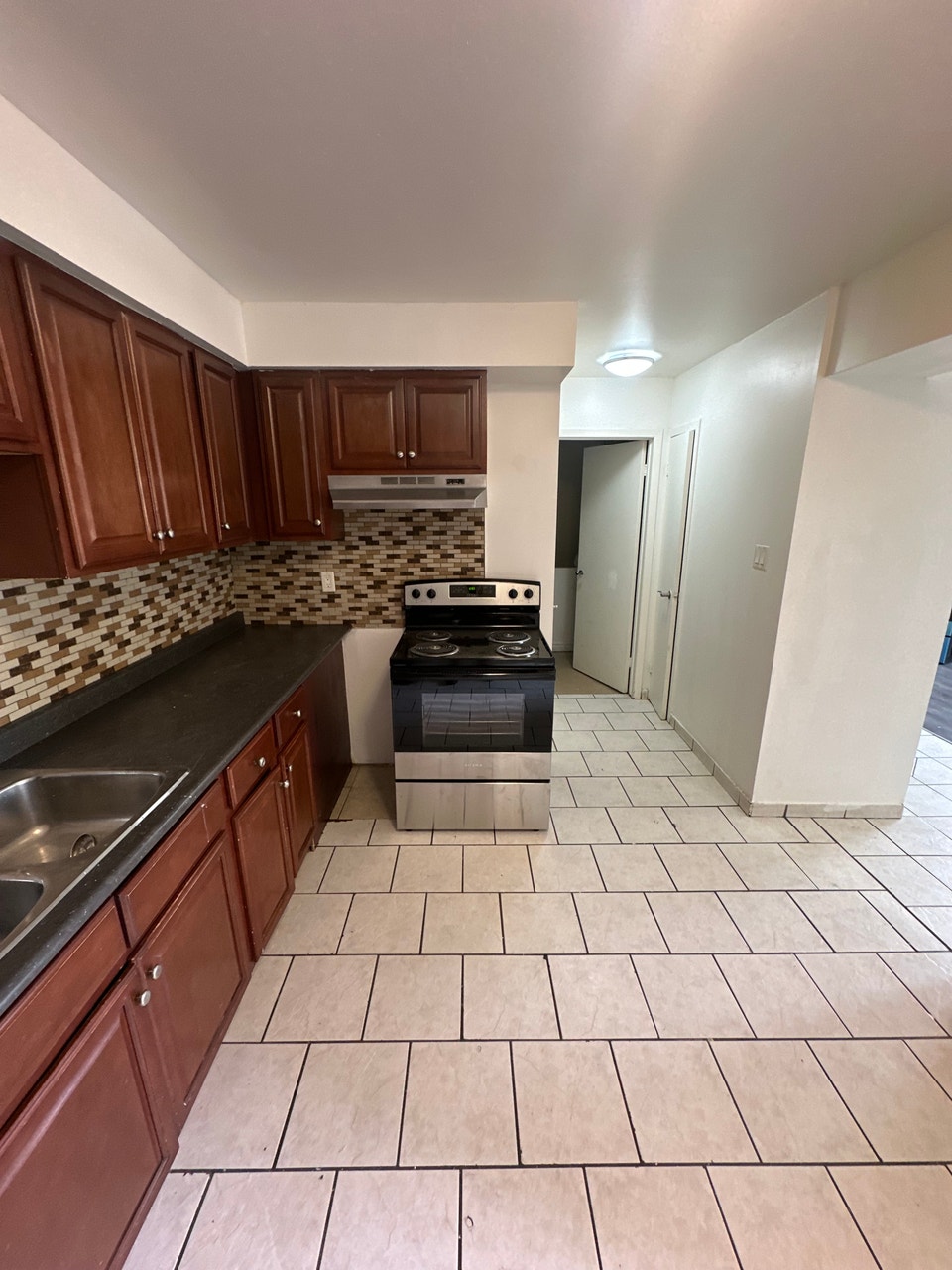 Large 3 Bedroom Townhouse Available 5
